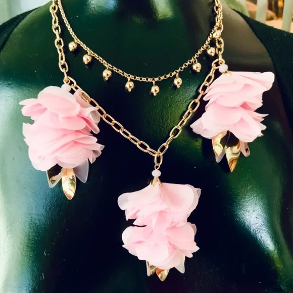 LILLY PULITZER NECKLACE 🩷 CASCADING PETALS- SOFT PINK TROPICS NECKLACE/GOLD - Picture 8 of 15